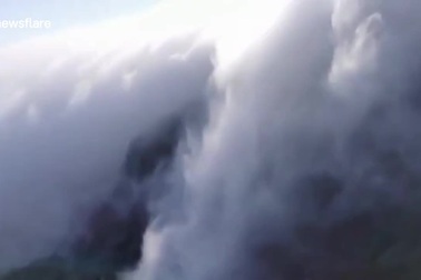 Choáng ngợp biển mây cuồn cuộn chảy xuống sườn núi như thác đổ