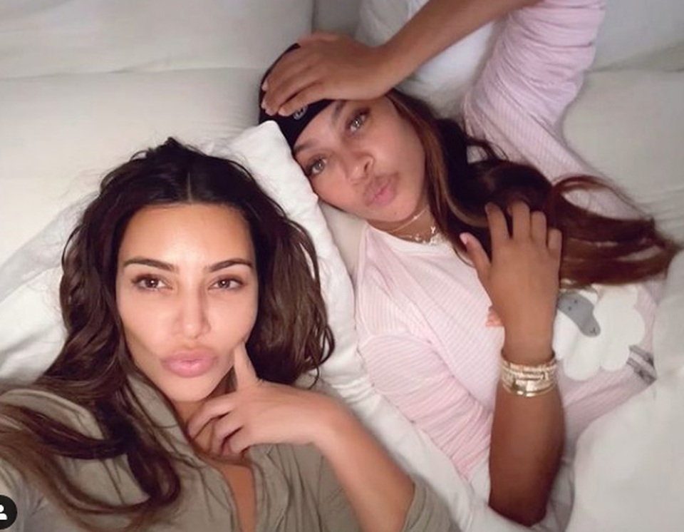 Kim Kardashian không còn đeo nhẫn cưới - 4 Kim Kardashian không còn đeo nhẫn cưới - 4