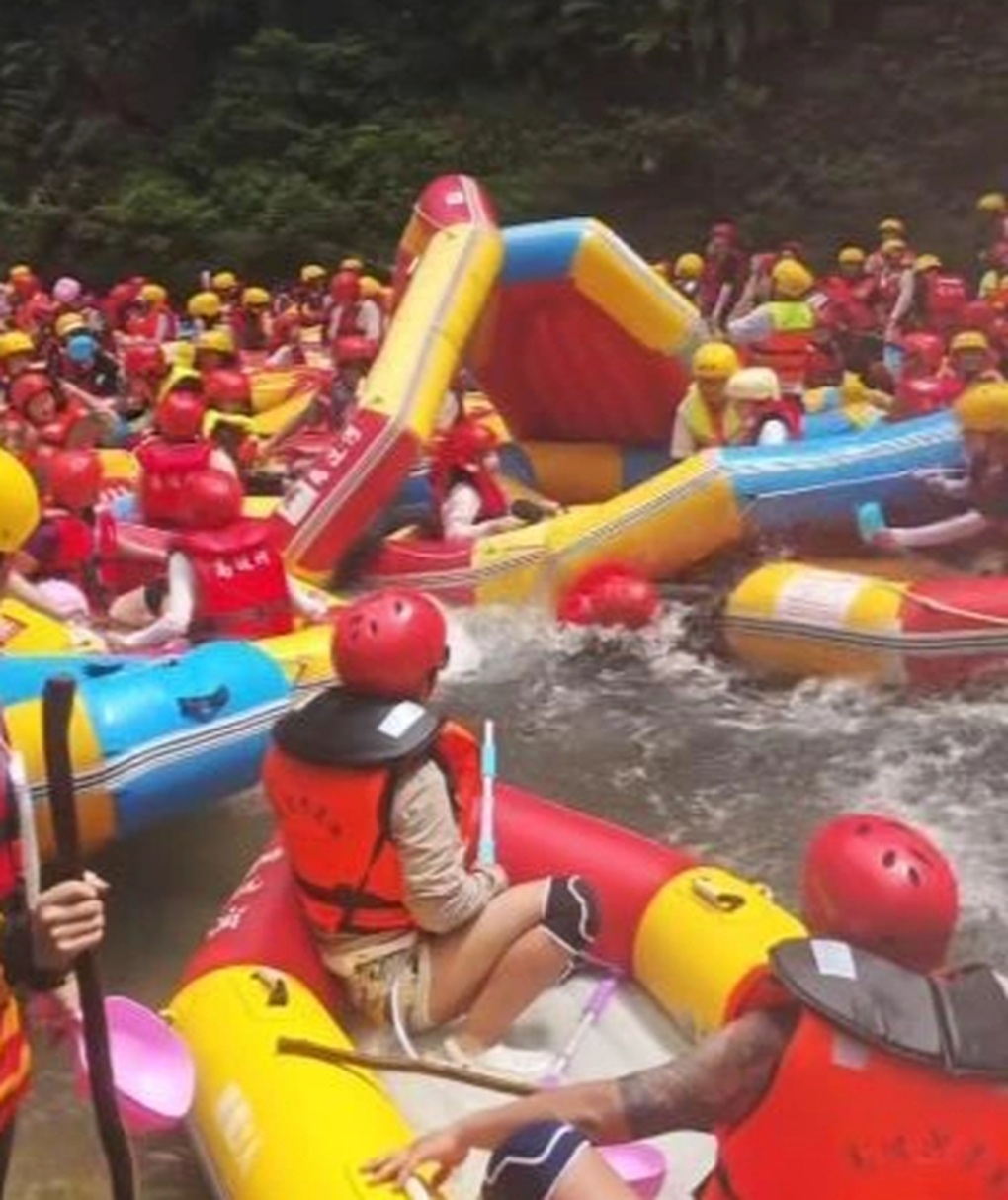 暑い日に中国の観光地で起きた混雑と息苦しさ - 2 Cảnh đông đúc nghẹt thở ở khu du lịch tại Trung Quốc ngày nắng nóng - 2