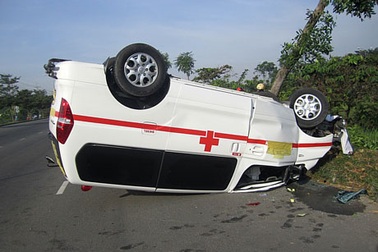 Tông vào gốc cây, xe cứu thương lật nhào trên đại lộ