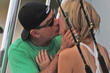 Charlie Sheen hẹn hò “sao” phim “mát”