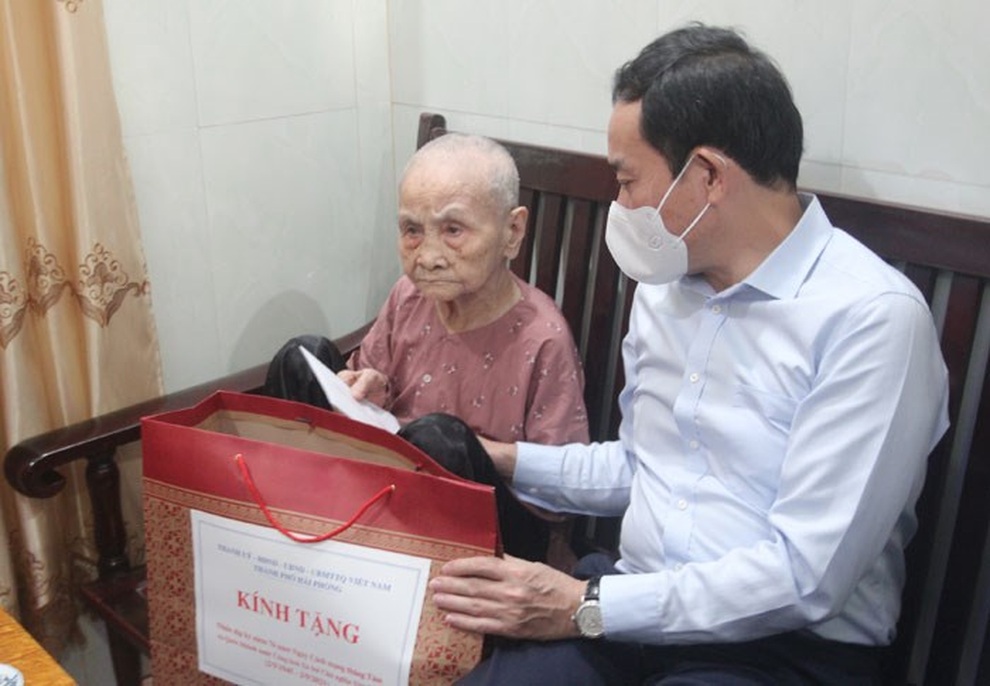 Thăm và tặng quà người có công nhân dịp 76 năm Ngày Quốc khánh 2/9 - 1 Thăm và tặng quà người có công nhân dịp 76 năm Ngày Quốc khánh 2/9 - 1