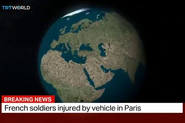 Xe ô tô lao vào nhóm binh sĩ Pháp, 6 người bị thương