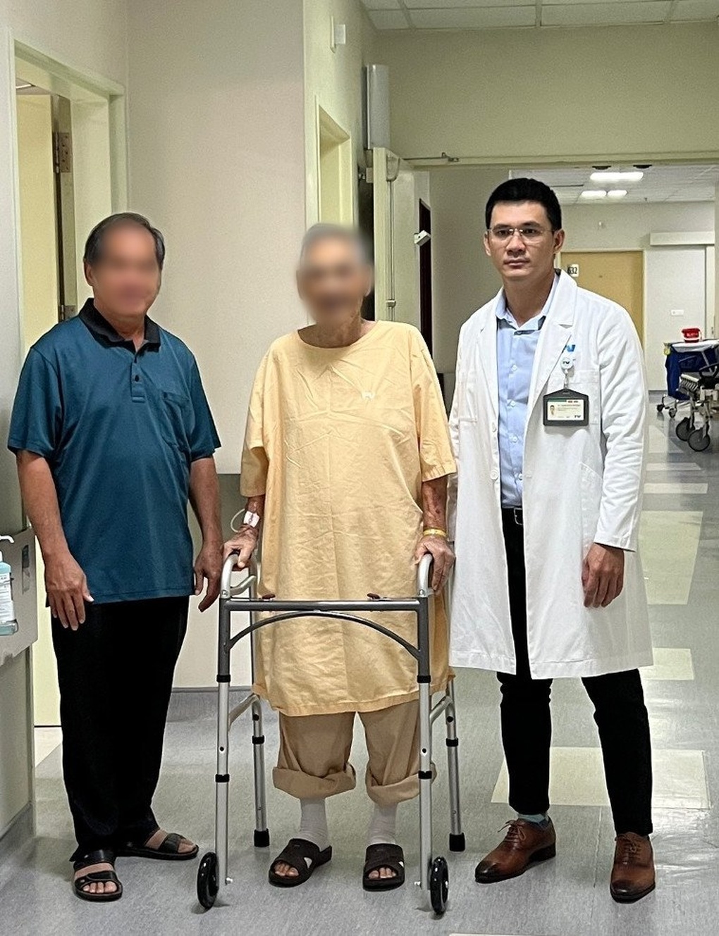 Gãy cổ xương đùi, cụ ông 102 tuổi vẫn tin tưởng để bác sĩ FV phẫu thuật và đi được trở lại - 3 Gãy cổ xương đùi, cụ ông 102 tuổi vẫn tin tưởng để bác sĩ FV phẫu thuật và đi được trở lại - 3