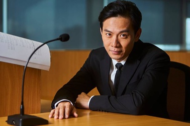 Chồng Hoa hậu Hoàn Vũ Singapore 2002 quyền lực trong chiếc áo choàng luật sư