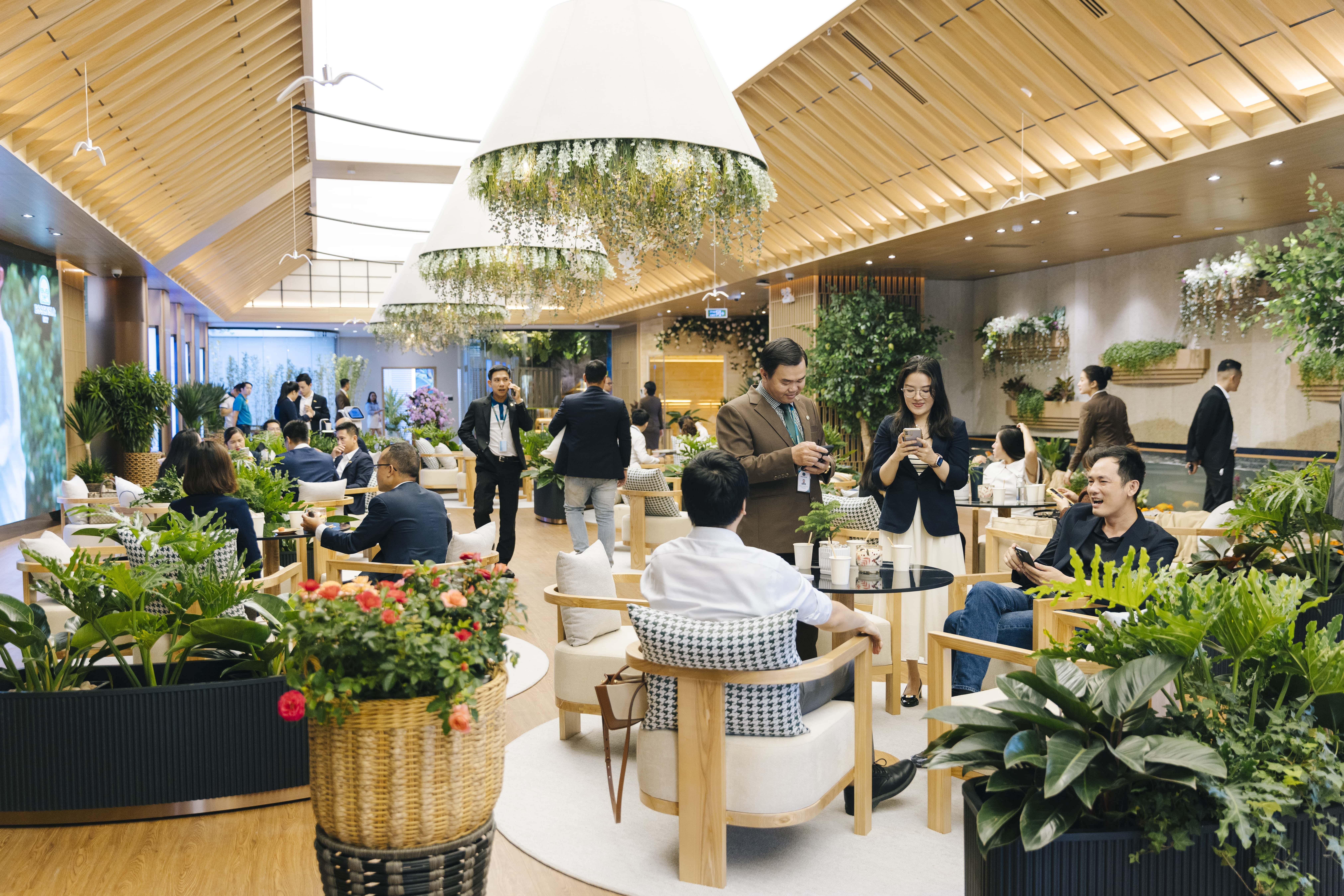 ساؤتھ سائگون - 2 میں فو لانگ پویلین اور ایسنسیا اسکائی ماڈل ہوم کا افتتاح Khai trương Phu Long Pavilion và nhà mẫu Essensia Sky tại Nam Sài Gòn - 2