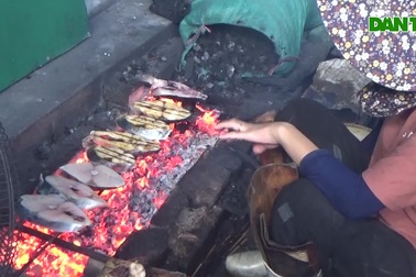 Nướng cá thuê 200 nghìn/buổi - nghề không phải ai cũng làm được