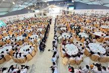 Trường cấp 2 tổng kết năm học, làm lễ ra trường hàng trăm mâm, như cỗ cưới