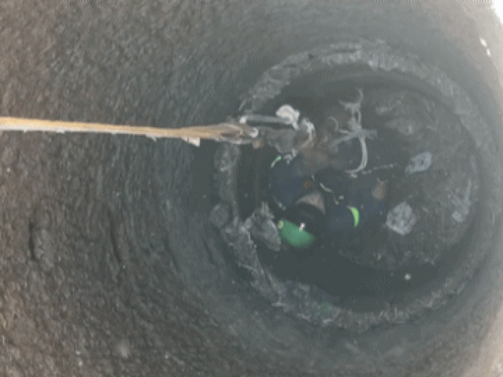 Cảnh sát đu dây xuống giếng sâu 20m cứu bé trai 12 tuổi - 2