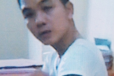 Thanh niên “ngáo đá” xông vào trường tìm kiếm... học sinh