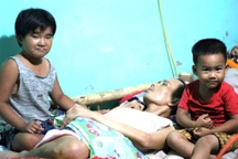 Bố liệt giường, mẹ bỏ đi, hai đứa trẻ bơ vơ nương tựa ông bà đau ốm