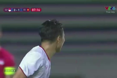 Triệu Việt Hưng vuốt bóng chệch chột dọc ở phút thứ 88
