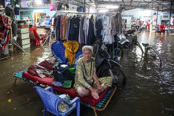 TPHCM ngập như miền Tây mùa nước nổi trong ngày triều cường đạt đỉnh