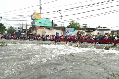Thanh niên bị nước cuốn mất tích trong cơn mưa lớn ở Sài Gòn