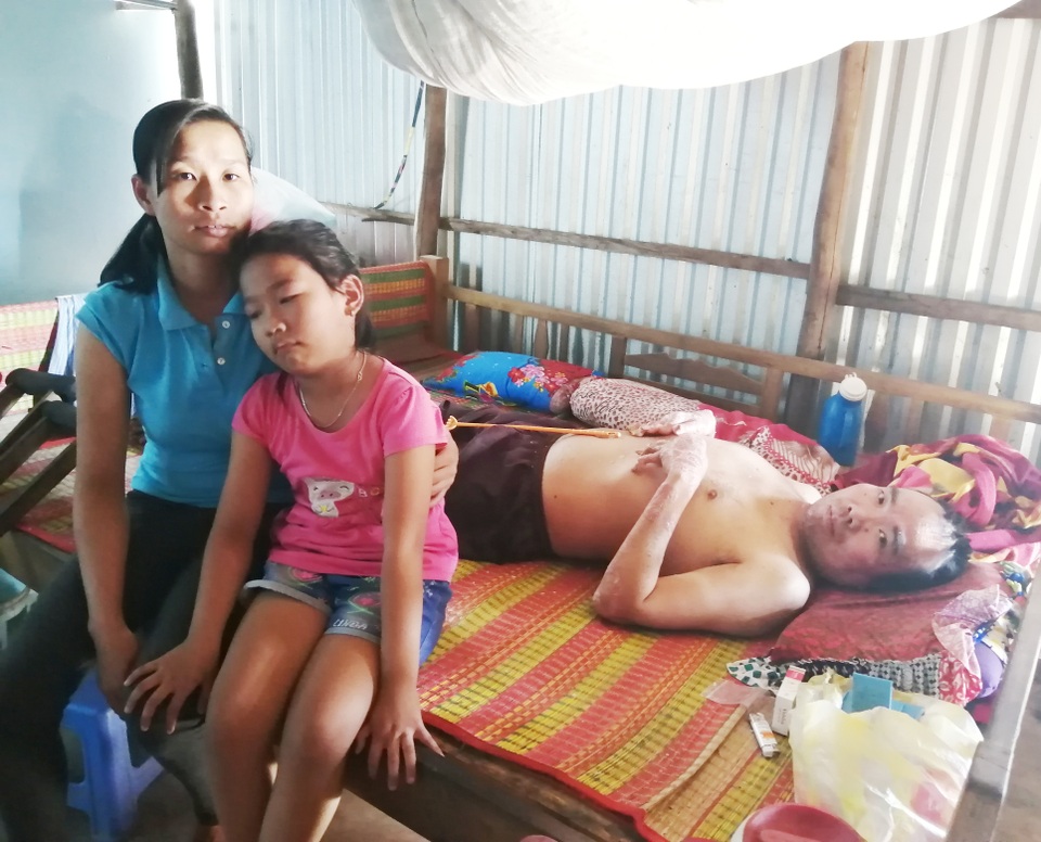 Sởn da gà cảnh người đàn ông vạm vỡ bị bệnh vảy nến quật ngã có bộ da như da cá sấu - 7 Sởn da gà cảnh người đàn ông vạm vỡ bị bệnh vảy nến quật ngã có bộ da như da cá sấu - 7