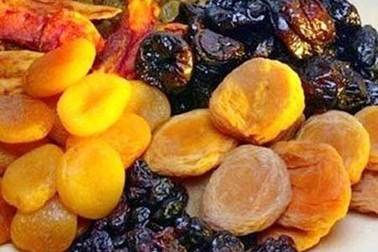 Nhấm ô mai rước chất độc vào người