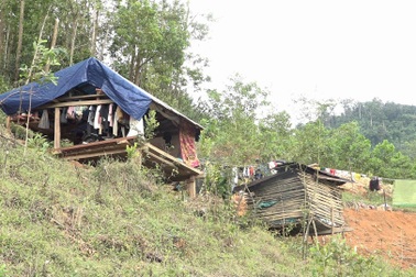 Ngôi làng liên tục bị "trời đánh" khiến dân phải bỏ nhà ra đi