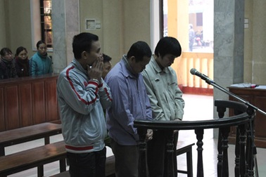 Vào tù vì đổ “trộm” phế thải lấp 35 ngôi mộ