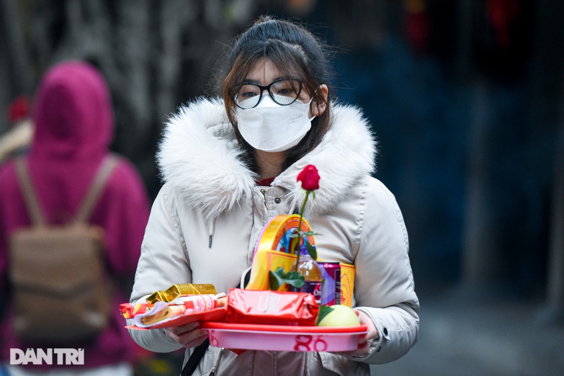 Giới trẻ Hà Thành đến chùa Hà cầu thoát ế trước ngày lễ tình yêu - 3 Giới trẻ Hà Thành đến chùa Hà cầu thoát ế trước ngày lễ tình yêu - 3