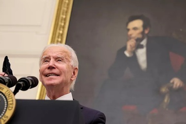 Phản ứng của ông Biden khi bị phóng viên hỏi "xoáy"