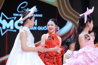 Nữ sinh lớp 5 phát biểu 10 phút không cần đọc giấy tại lễ 20/11