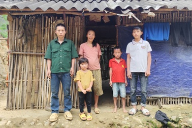 Xót xa cảnh vợ chồng ngờ nghệch chật vật nuôi 3 con giữa rừng