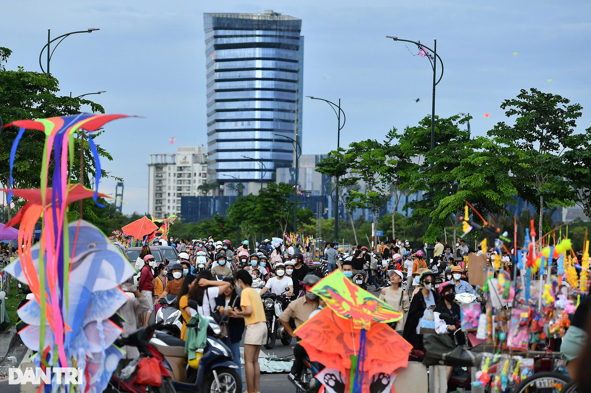 Biển người đến thả diều, ăn uống khiến khu Thủ Thiêm tràn ngập rác thải - 9 Biển người đến thả diều, ăn uống khiến khu Thủ Thiêm tràn ngập rác thải - 9