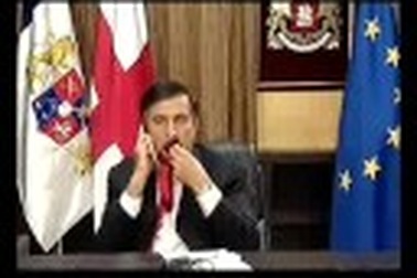 Cựu Tổng thống Gruzia nhai cà vạt trong cuộc phỏng vấn trực tiếp với BBC