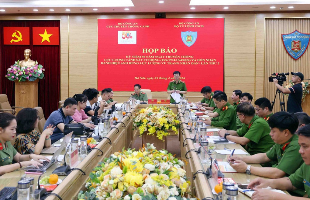 Xe bọc thép chống bạo loạn diễu hành tại lễ kỷ niệm của lực lượng CSCĐ - 1 Xe bọc thép chống bạo loạn diễu hành tại lễ kỷ niệm của lực lượng CSCĐ - 1