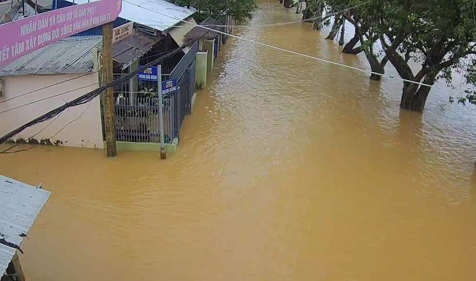 Nước sông TP Huế dâng cao gây ngập lụt nhiều tuyến đường - 7