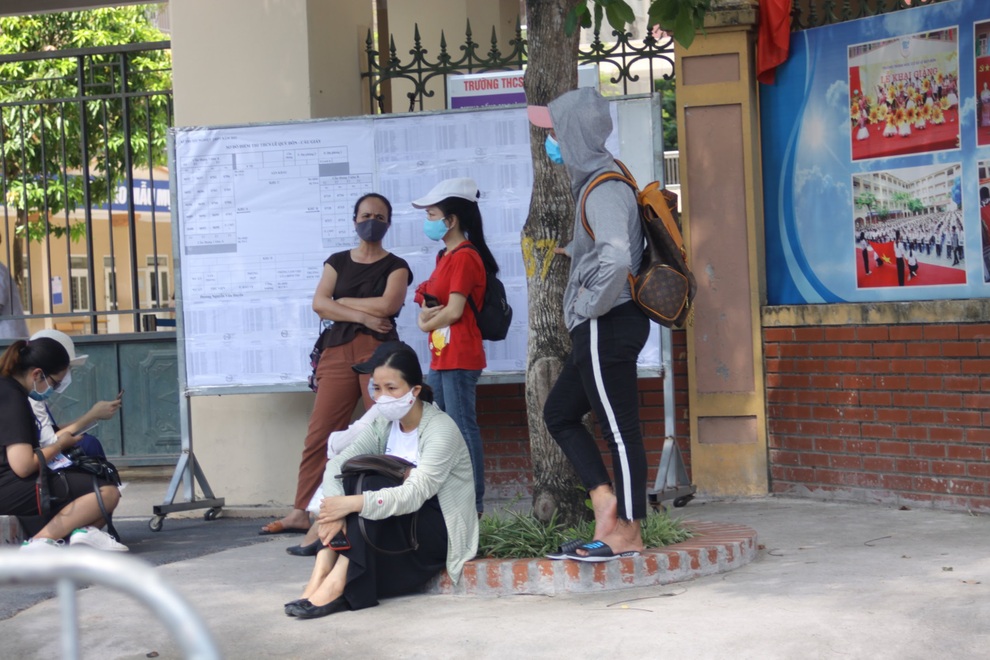 Hà Nội: Phụ huynh nghỉ làm, vạ vật ngồi cổng trường đợi con làm thủ tục thi - 7 Hà Nội: Phụ huynh nghỉ làm, vạ vật ngồi cổng trường đợi con làm thủ tục thi - 7