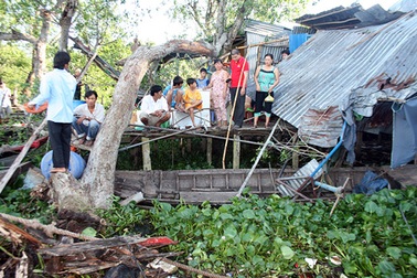 Xà lan gây tai nạn hy hữu trên sông Hậu