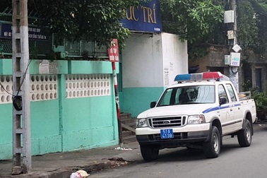 Cô gái bị bạn trai mới quen kề dao cướp tài sản