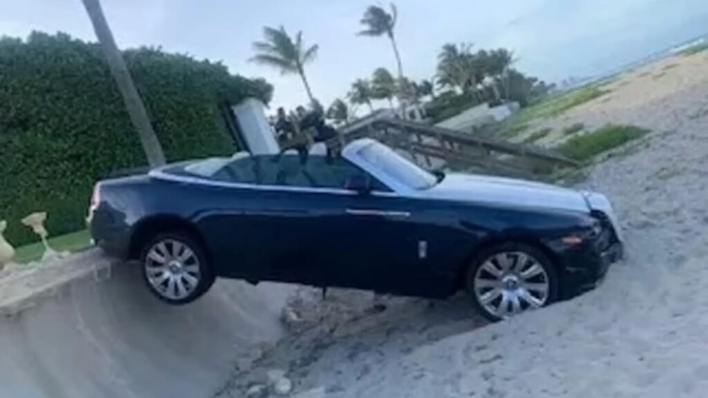 Nữ tài xế lái xe Rolls-Royce húc đổ bức tượng trị giá 3 triệu USD - 3 Nữ tài xế lái xe Rolls-Royce húc đổ bức tượng trị giá 3 triệu USD - 3