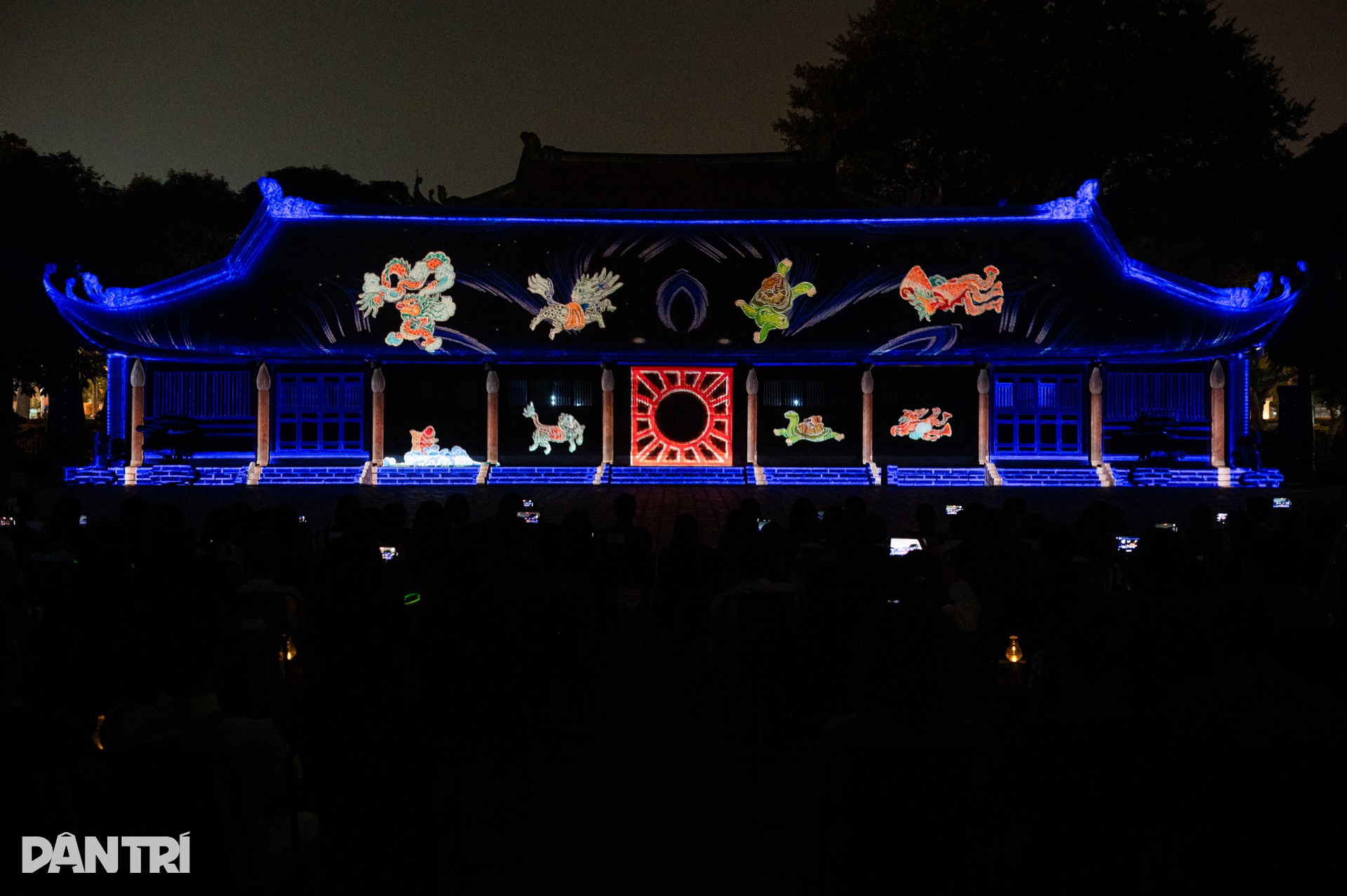 Người dân xếp hàng kín sân Văn Miếu xem trình chiếu 3D trong tour đêm - 11 Người dân xếp hàng kín sân Văn Miếu xem trình chiếu 3D trong tour đêm - 11