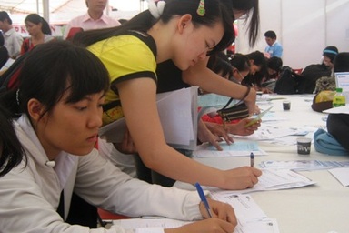 Cử nhân thực tập nghề… bê nước, pha trà