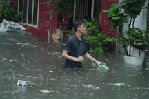 Người dân TPHCM bơm nước ra khỏi nhà sau mưa lớn