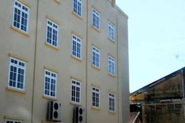 Rơi từ tầng 5 giảng đường, một công nhân tử vong