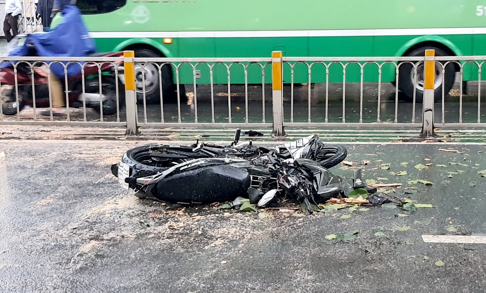 Cây cổ thụ cao hàng chục mét đổ đè người đàn ông trên phố Sài Gòn - 4 Cây cổ thụ cao hàng chục mét đổ đè người đàn ông trên phố Sài Gòn - 4