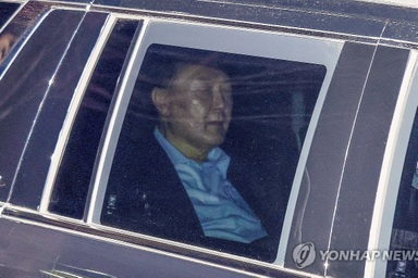 Tổng thống Hàn Quốc mặc áo tù, bị giam giữ biệt lập