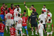 Trọng tài lập kỷ lục với 16 thẻ vàng, 2 thẻ đỏ ở trận CH Séc - Thổ Nhĩ Kỳ