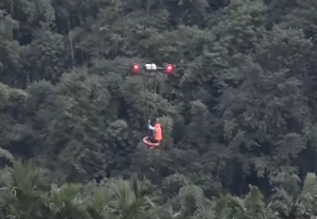 Dùng máy bay không người lái cứu nạn nhân bị lũ cô lập ở Lâm Đồng - 1