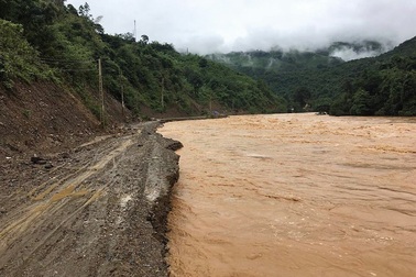 Nước lũ đe dọa cuốn trôi nhà ở của các giáo viên mầm non