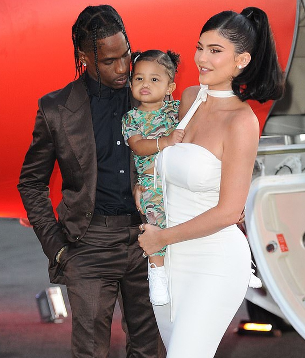 Kylie Jenner lộ bụng bầu tại tuần lễ thời trang New York - 8 Kylie Jenner lộ bụng bầu tại tuần lễ thời trang New York - 8