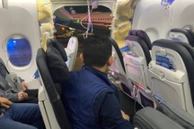 Máy bay Mỹ chở 180 người bị thổi bay cửa sổ giữa không trung