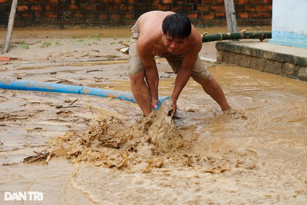 Cận cảnh núi Cấm nổi giận, lũ bùn phủ kín khu dân cư - 8 Cận cảnh núi Cấm nổi giận, lũ bùn phủ kín khu dân cư - 8