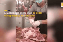 Kinh ngạc cảnh người đàn ông bịt mắt lọc tảng thịt lợn 100 kg trong 4 phút