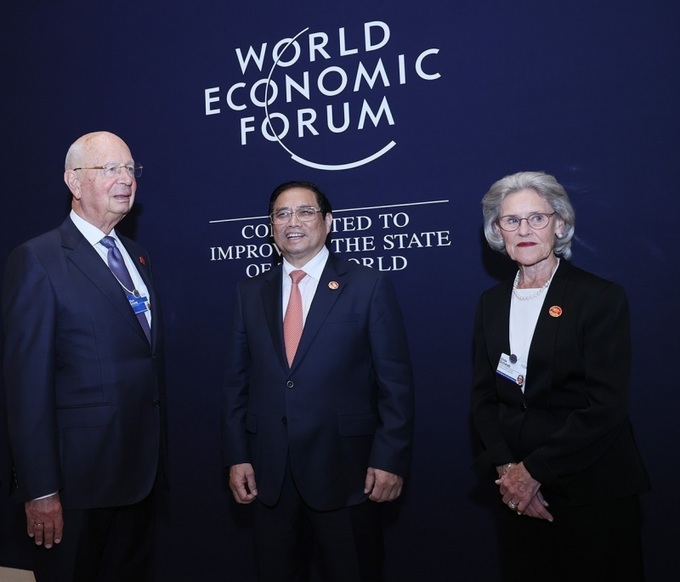 Giáo sư Klaus Schwab vui mừng được chào đón lãnh đạo Chính phủ Việt Nam tham dự Hội nghị WEF Thiên Tân.