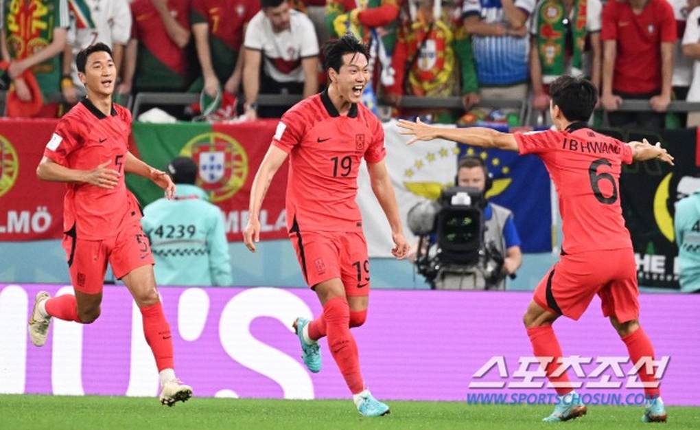 Uruguay bị loại tức tưởi, Cavani trút giận lên màn hình công nghệ VAR - 1 Uruguay bị loại tức tưởi, Cavani trút giận lên màn hình công nghệ VAR - 1