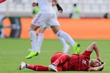 Va chạm mạnh với cầu thủ Iran, Đức Huy bị mất trí nhớ tạm thời